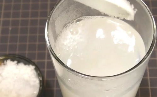 沸水燙熟雞蛋攪拌加白糖,做成雞蛋茶,甜甜的蛋香味飲品你喝過嗎