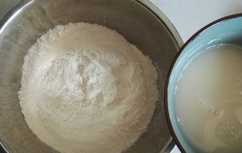 蒸饅頭時,發(fā)好面別直接上鍋蒸,多加一步,才能香軟美味不回縮 面團